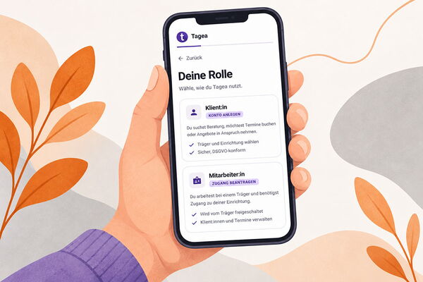 Hand hält ein Smartphone mit der Tagea App: Auswahl der Rolle Klient:in oder Mitarbeiter:in